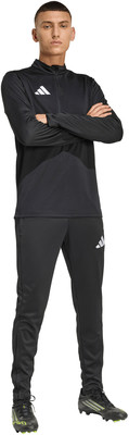 Ein Mann in schwarzer Sportkleidung mit Adidas-Logo, Arme verschränkt. Ein Mann in schwarzer Sportkleidung mit Adidas-Logo, Arme verschränkt.