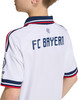 Rückansicht eines weißen FC Bayern Trikots mit dunkelblauen und roten Akzenten.