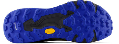 Blaue Laufschuhsohle mit ausgeprägtem Profil und Vibram-Logo. Blaue Laufschuhsohle mit ausgeprägtem Profil und Vibram-Logo.