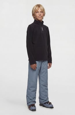 Junge in schwarzem Fleece-Pullover und blauer Skihose. Junge in schwarzem Fleece-Pullover und blauer Skihose.
