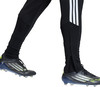 Schwarze Fußballhose mit weißen Streifen und Reißverschlüssen an den Knöcheln.