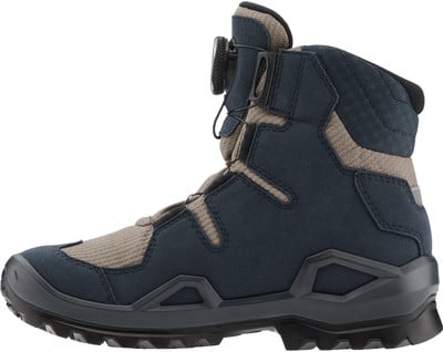 Dunkelblau-beiger Wanderschuh mit BOA-Schnellverschlusssystem. Dunkelblau-beiger Wanderschuh mit BOA-Schnellverschlusssystem.