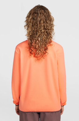 Rückansicht einer Person mit lockigem Haar in einer orangefarbenen Jacke. Rückansicht einer Person mit lockigem Haar in einer orangefarbenen Jacke.