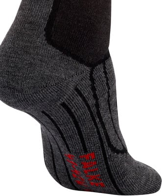 Detail einer dunkelgrauen Socke mit schwarzen Streifen und rotem Logo. Detail einer dunkelgrauen Socke mit schwarzen Streifen und rotem Logo.