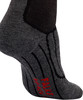 Detail einer dunkelgrauen Socke mit schwarzen Streifen und rotem Logo.