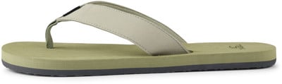 Grüne Flip-Flop-Sandale mit beigem Riemen und dunkler Sohle.