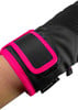 Schwarzer Handschuh mit pinker Paspel und Klettverschluss am Handgelenk.