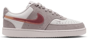 Fehér Nike sneakerek szürke velúr elemekkel és bordó logóval.