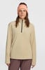 Ein Model trägt einen beige Fleece-Pullover mit kurzem Reißverschluss und eine rosa-braune Mütze.