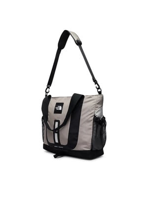 Graue Umhängetasche mit schwarzen Details und Netztaschen.