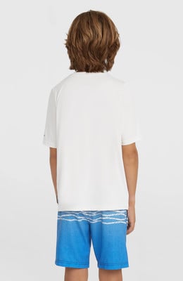 Rückansicht eines Jungen in einem weißen T-Shirt und blauer Badehose mit Aufdruck.