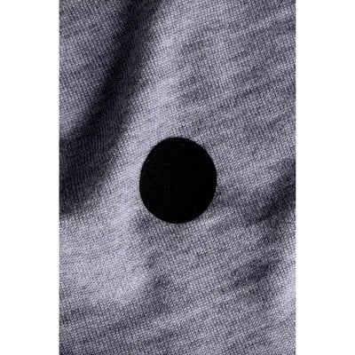 Grauer Stoff mit einem schwarzen Punkt in der Mitte. Grauer Stoff mit einem schwarzen Punkt in der Mitte.