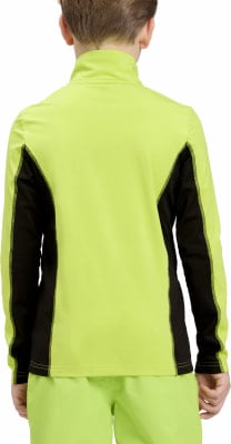 Rückansicht eines Jungen in einem limettengrünen Langarmshirt mit schwarzen Einsätzen. Rückansicht eines Jungen in einem limettengrünen Langarmshirt mit schwarzen Einsätzen.