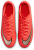 Pohľad zhora na oranžové futbalové kopačky Nike so šnúrkami a logom.