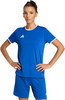 Eine Frau in blauer Sportkleidung mit Adidas-Logo.