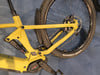 Gelber E-Bike-Rahmen mit Dämpfer und Hinterrad mit Smart Sam Reifen.