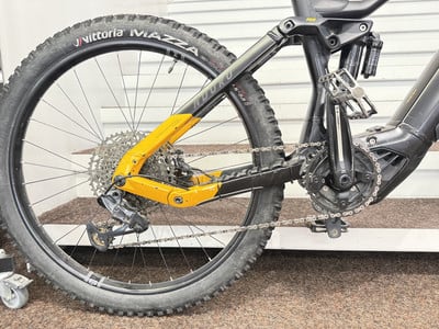 Hinterrad eines E-Bikes mit Federung und gelbem Rahmen. Hinterrad eines E-Bikes mit Federung und gelbem Rahmen.
