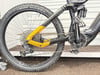 Hinterrad eines E-Bikes mit Federung und gelbem Rahmen.
