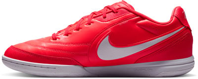 Červená futbalová obuv Nike so sivým logom a bielymi šnúrkami. Červená futbalová obuv Nike so sivým logom a bielymi šnúrkami.