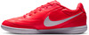 Červená futbalová obuv Nike so sivým logom a bielymi šnúrkami.