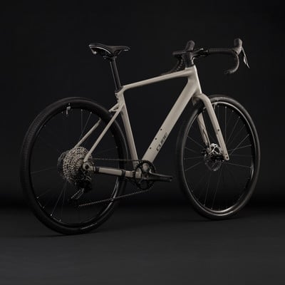 Ein graues Cube Gravelbike auf schwarzem Hintergrund. Ein graues Cube Gravelbike auf schwarzem Hintergrund.