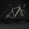 Ein graues Cube Gravelbike auf schwarzem Hintergrund.
