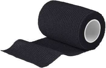 Eine schwarze elastische Binde rollt sich von einer Rolle ab und liegt auf weißem Hintergrund.