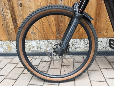 Vorderrad eines Mountainbikes mit braunem Reifen und Federung. Vorderrad eines Mountainbikes mit braunem Reifen und Federung.