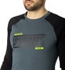 Ein Mann trägt ein graues Langarmshirt mit Dynafit-Logo.