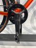 Detail eines Shimano Ultegra Fahrrad-Kurbelsatzes mit Kurbel und Pedal.