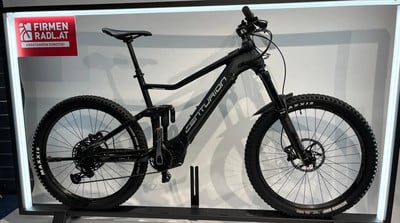 Schwarzes Centurion E-Mountainbike mit Federung und Schriftzug auf dem Rahmen. Schwarzes Centurion E-Mountainbike mit Federung und Schriftzug auf dem Rahmen.