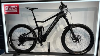Schwarzes Centurion E-Mountainbike mit Federung und Schriftzug auf dem Rahmen.