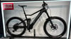 Schwarzes Centurion E-Mountainbike mit Federung und Schriftzug auf dem Rahmen.