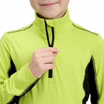 Ein Kind schließt eine neongrüne Reißverschlussjacke. Ein Kind schließt eine neongrüne Reißverschlussjacke.