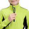 Ein Kind schließt eine neongrüne Reißverschlussjacke.