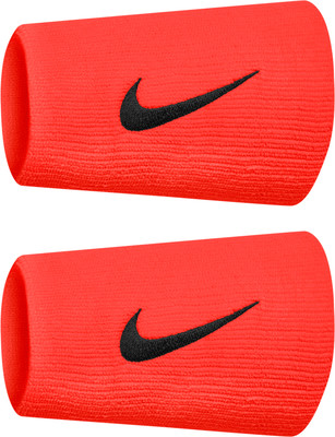 Zwei rote Nike-Armbänder mit schwarzem Logo sind vor weißem Hintergrund abgebildet.