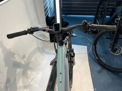 Detailansicht von Lenker und Display eines E-Bikes im Geschäft. Detailansicht von Lenker und Display eines E-Bikes im Geschäft.