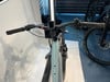 Detailansicht von Lenker und Display eines E-Bikes im Geschäft.
