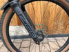 Teil eines Mountainbikes mit Federgabel und Scheibenbremse.