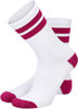 Weiße Socken mit dunkelrosa Streifen und Spitzen.