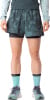 Frau in kurzen dunkelgrünen Shorts mit Print und hellblauen Socken.