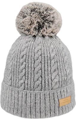 Graue Strickmütze mit Kunstpelz-Bommel und Lederetikett. Graue Strickmütze mit Kunstpelz-Bommel und Lederetikett.