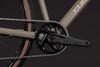 Detail des Kettenblatts und der Kette eines Cube Gravelbikes.