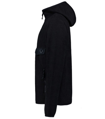 Schwarze Fleecejacke mit Kapuze und Brusttasche. Schwarze Fleecejacke mit Kapuze und Brusttasche.