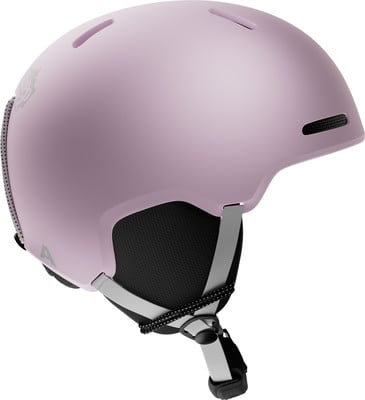 Ein rosafarbener Skihelm mit grauen Riemen und schwarzem Futter. Ein rosafarbener Skihelm mit grauen Riemen und schwarzem Futter.