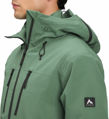 Grüne Herrenjacke mit Kapuze, schwarzen Reißverschlüssen und Logo. Grüne Herrenjacke mit Kapuze, schwarzen Reißverschlüssen und Logo.