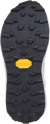 Schuhsohle mit ausgeprägtem Profil und Vibram-Logo. Schuhsohle mit ausgeprägtem Profil und Vibram-Logo.