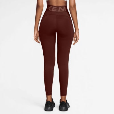 Rückansicht einer dunkelroten Nike-Leggings für Damen mit Logo am Bund. Rückansicht einer dunkelroten Nike-Leggings für Damen mit Logo am Bund.