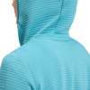 Detail der Rückseite eines blauen Hoodies mit gestreifter Textur.