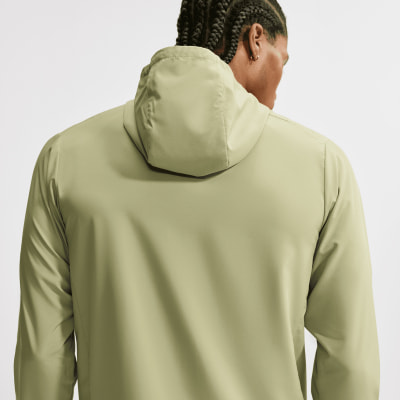Rückansicht eines Mannes in einer grünen Kapuzenjacke. Rückansicht eines Mannes in einer grünen Kapuzenjacke.
